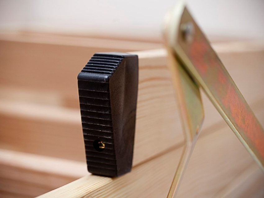 Attic ladder with trapdoor: simplicity, practicality and accessibility