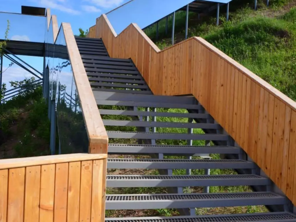 wood and glass railing for staircase