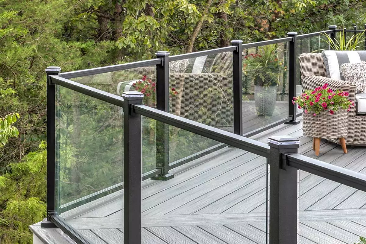 How to Choose the Best Top Rail for Your Deck: 5 Key Factors