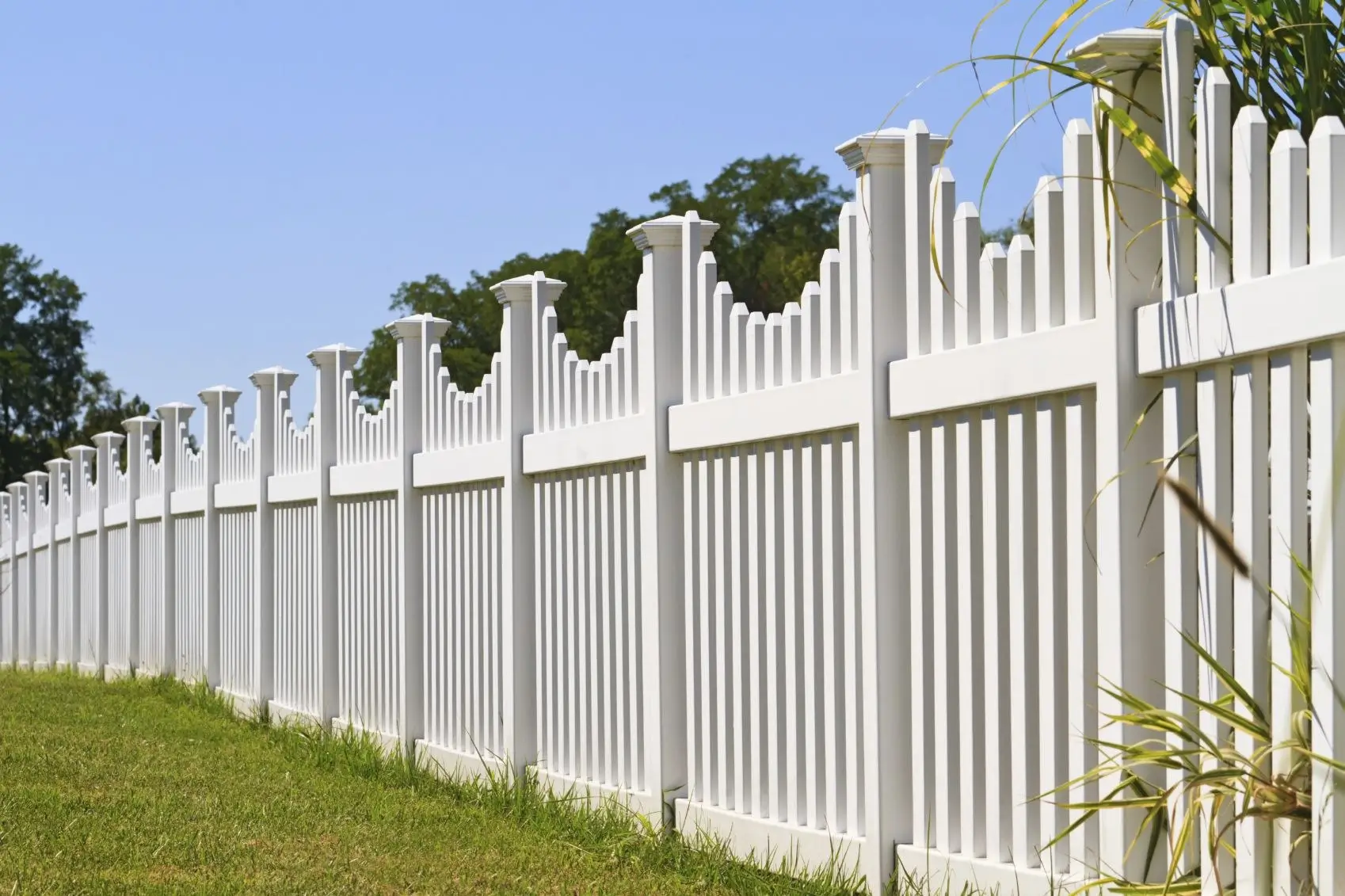 white aluminum privacy fence