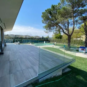 glass balcony railing
